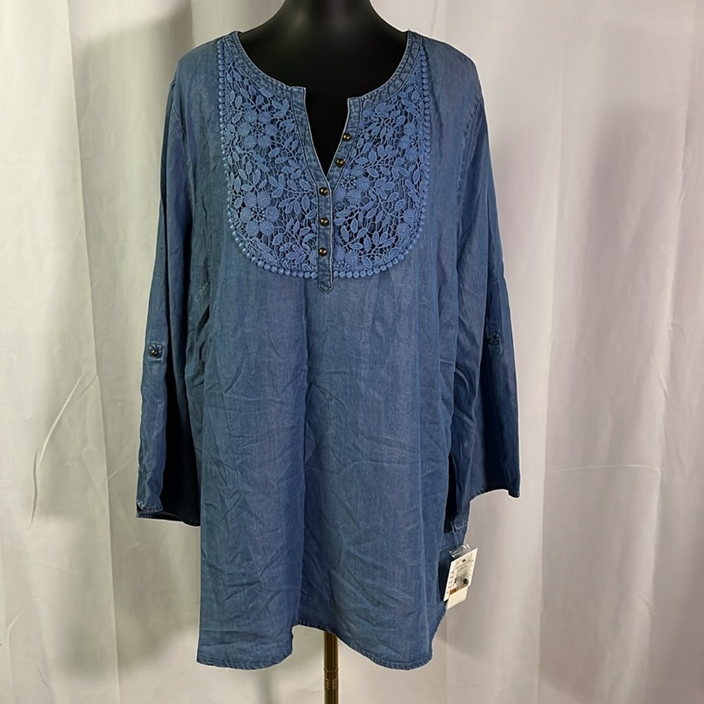 NWT Skye’s the Limit Blue Chambray Lace Accent Tunic Top